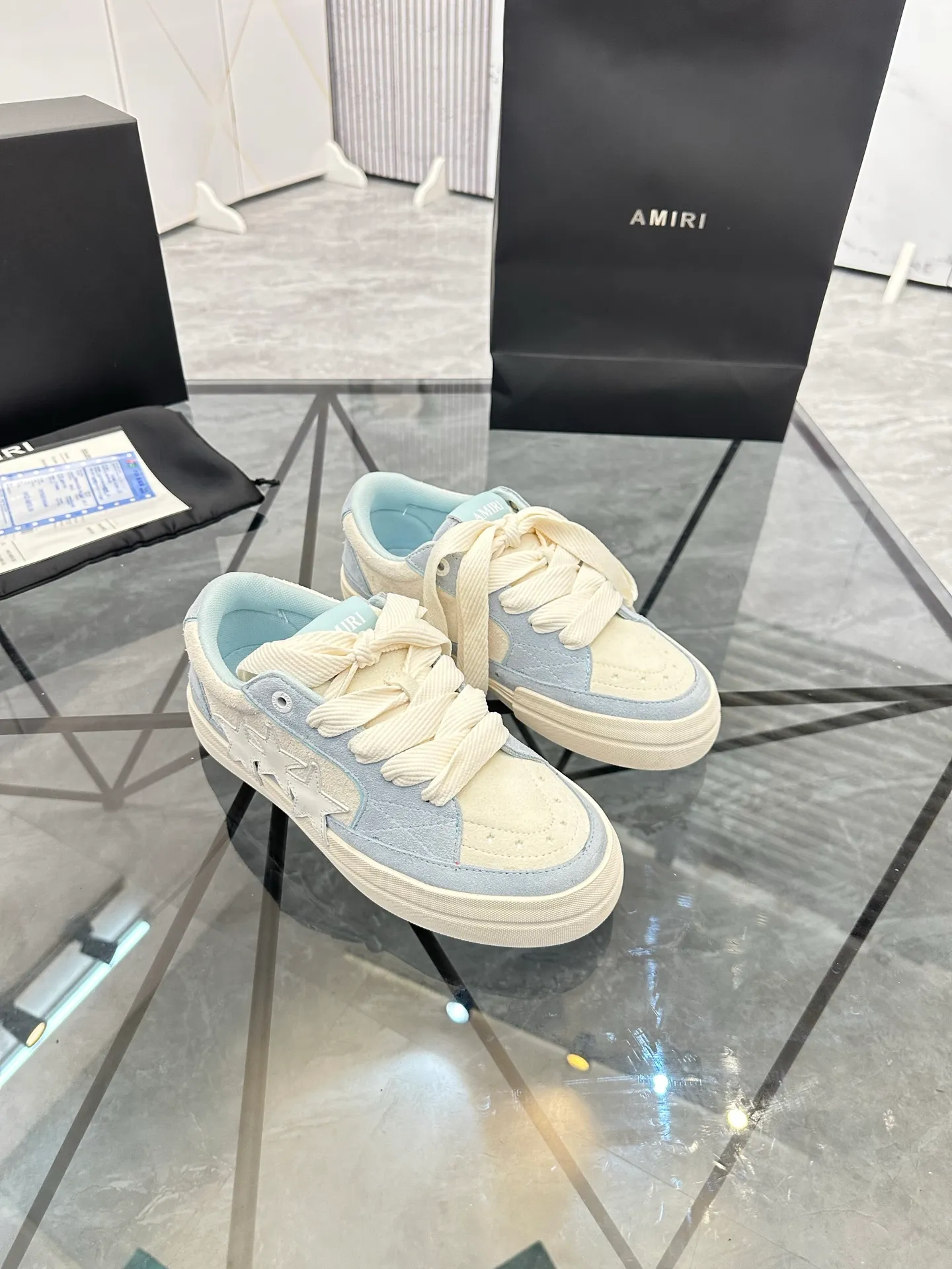 Men's shoes: 💰P600¥ Top quality in Guangzhou Product trademark: AMIRI* "Amir*" low-top casual shoes Regular size: 39-44 (can be customized to 45) Product material: Upper imported first-layer cowhide spliced ​​nubuck leather, breathable lining, original outsole. Number: 525